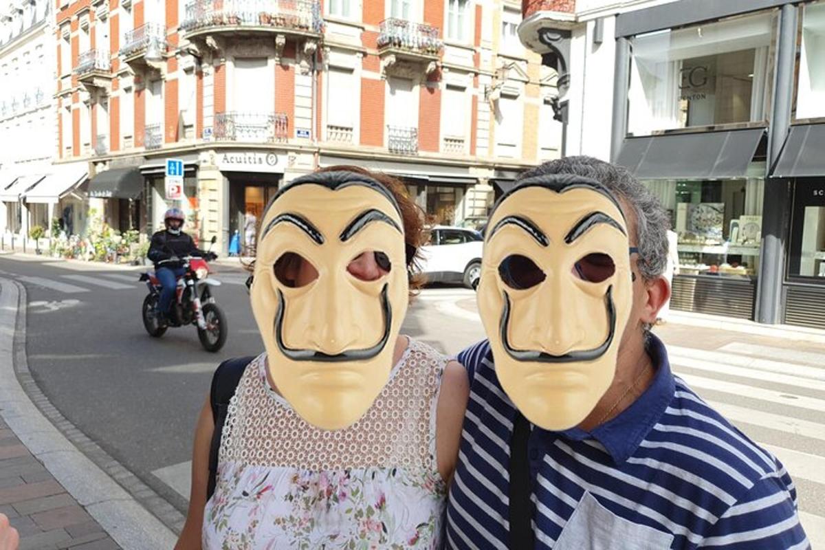 ένας άντρας και μια γυναίκα με μάσκες στα πρόσωπά τους