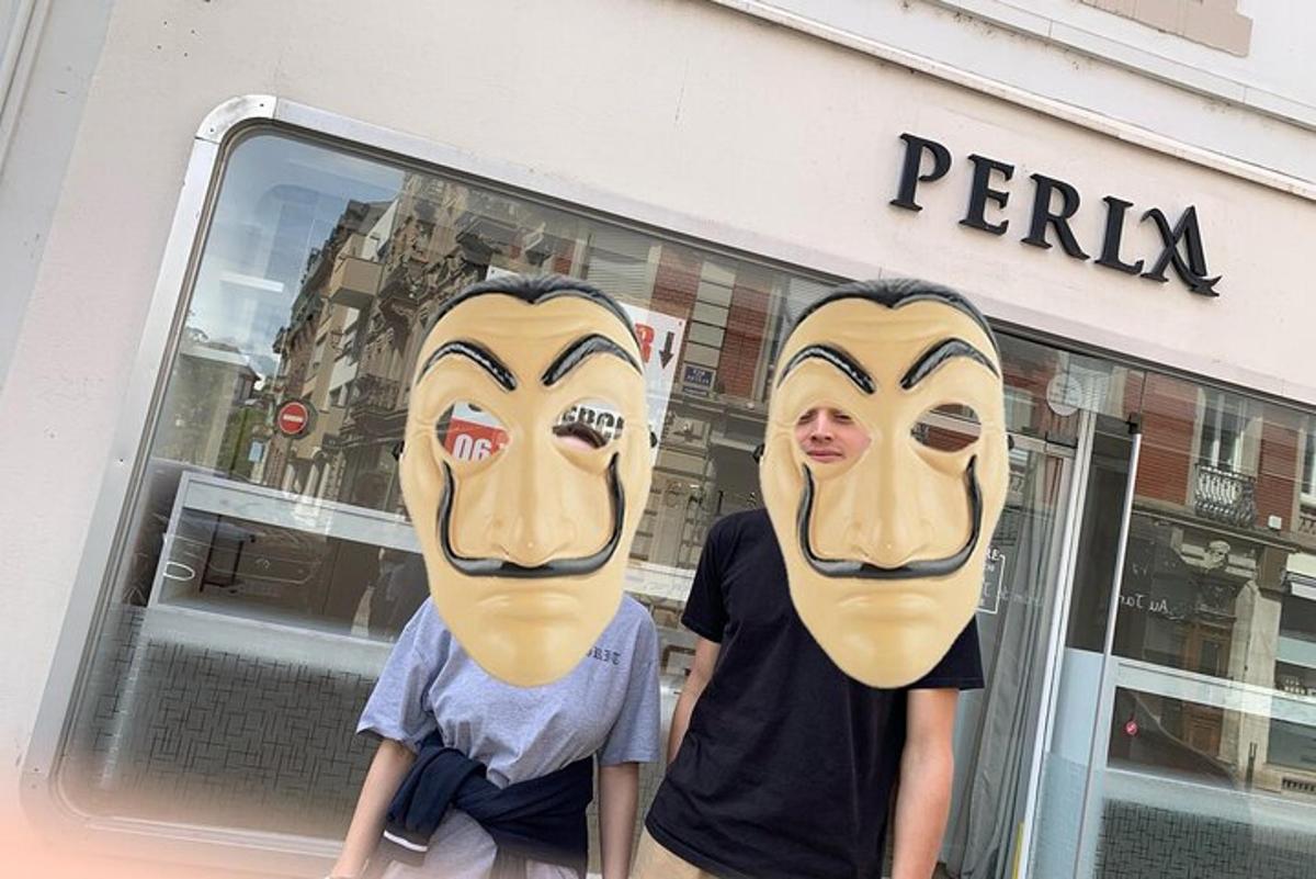 Δύο άτομα που φορούν μάσκες μπροστά από ένα κατάστημα