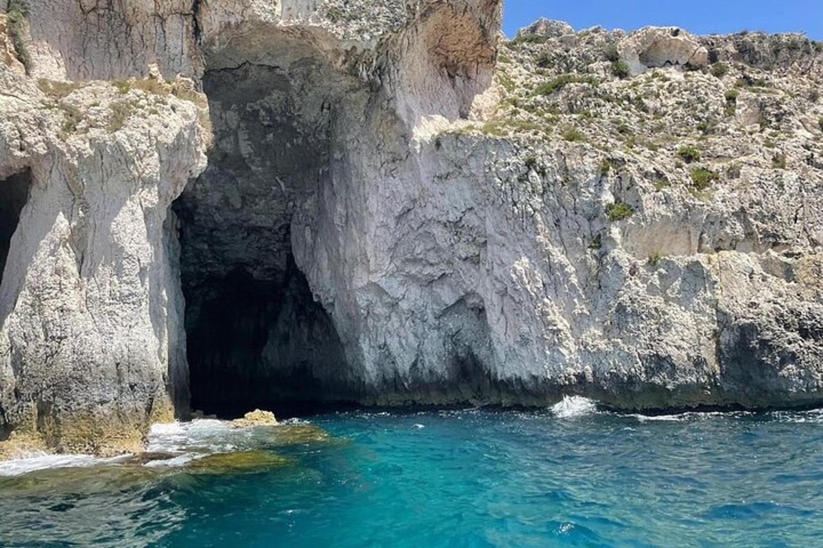 eine Höhle in der Seite einer felsigen Klippe