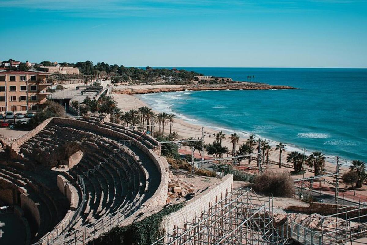 un anfiteatro su una spiaggia vicino all'oceano