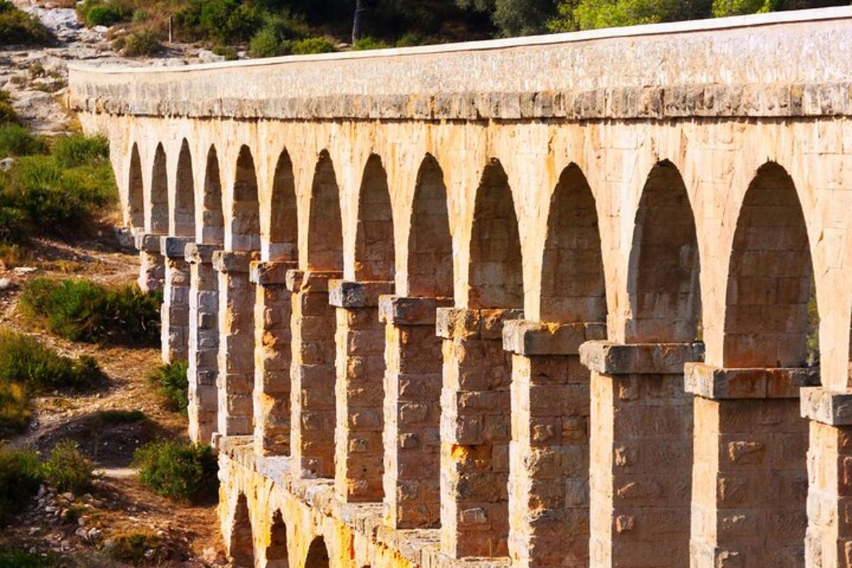 un ponte di pietra con molti archi