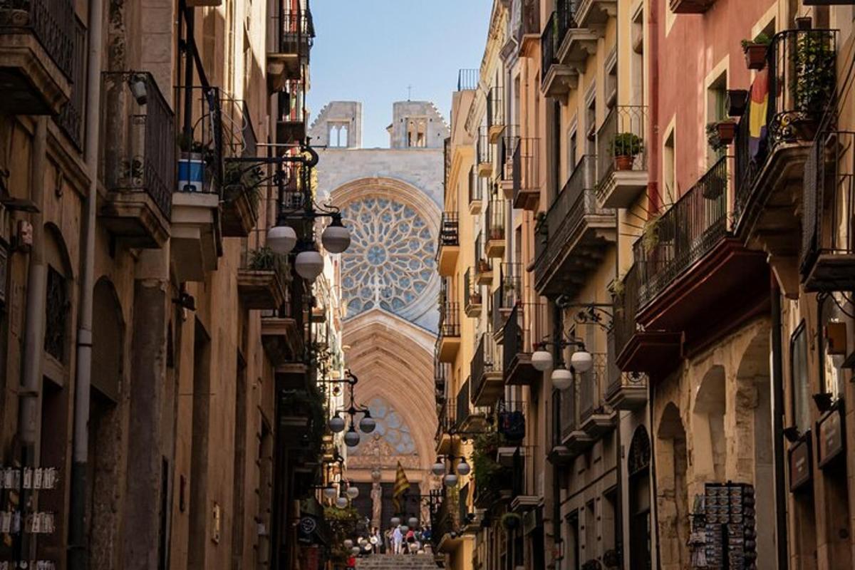 un vicolo tra due edifici con un edificio