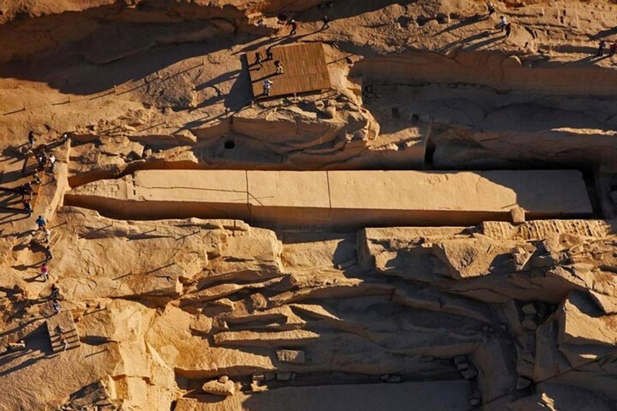 una vista aerea di una parete rocciosa con un edificio su di essa