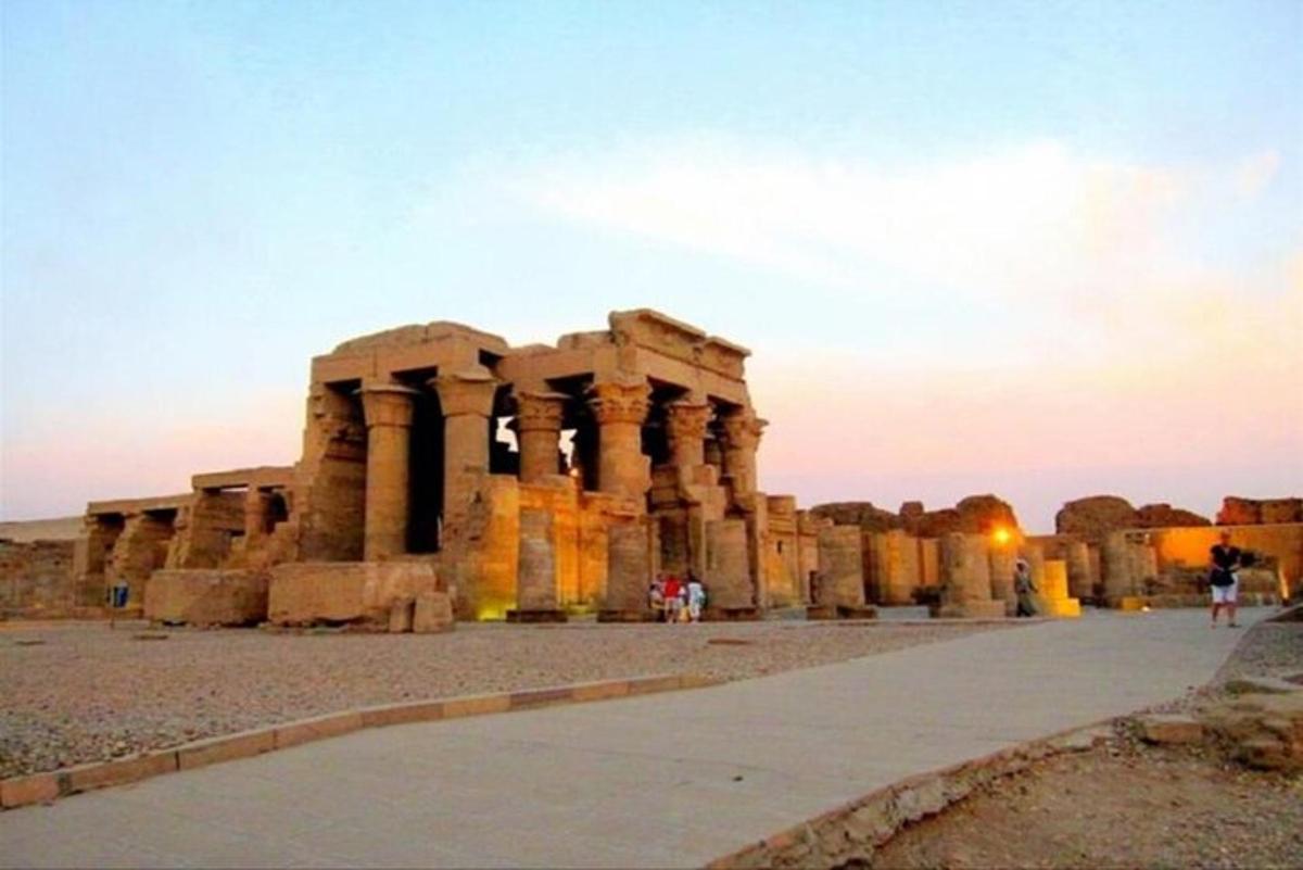 un antico edificio nel deserto al tramonto