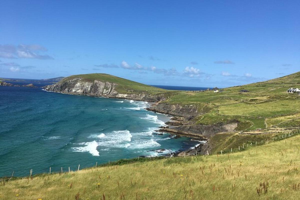 una vista dell'oceano da una collina