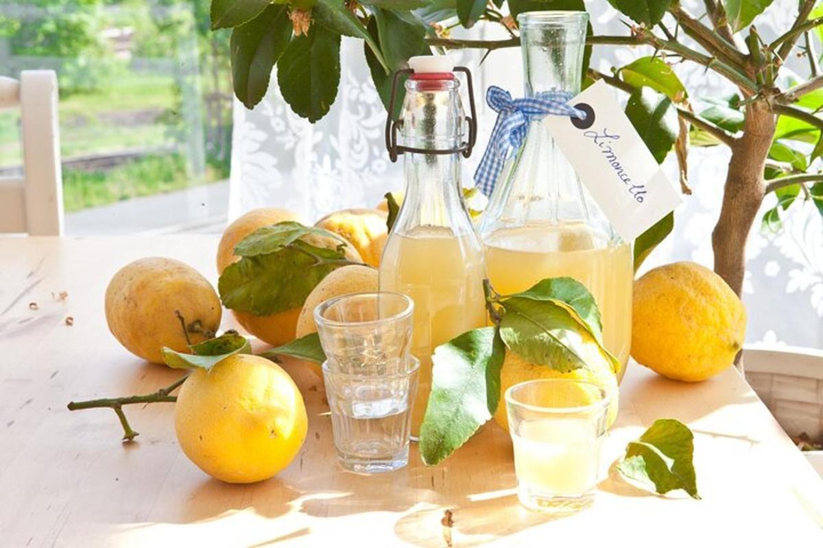 một chai nước chanh và những ly nước trên bàn