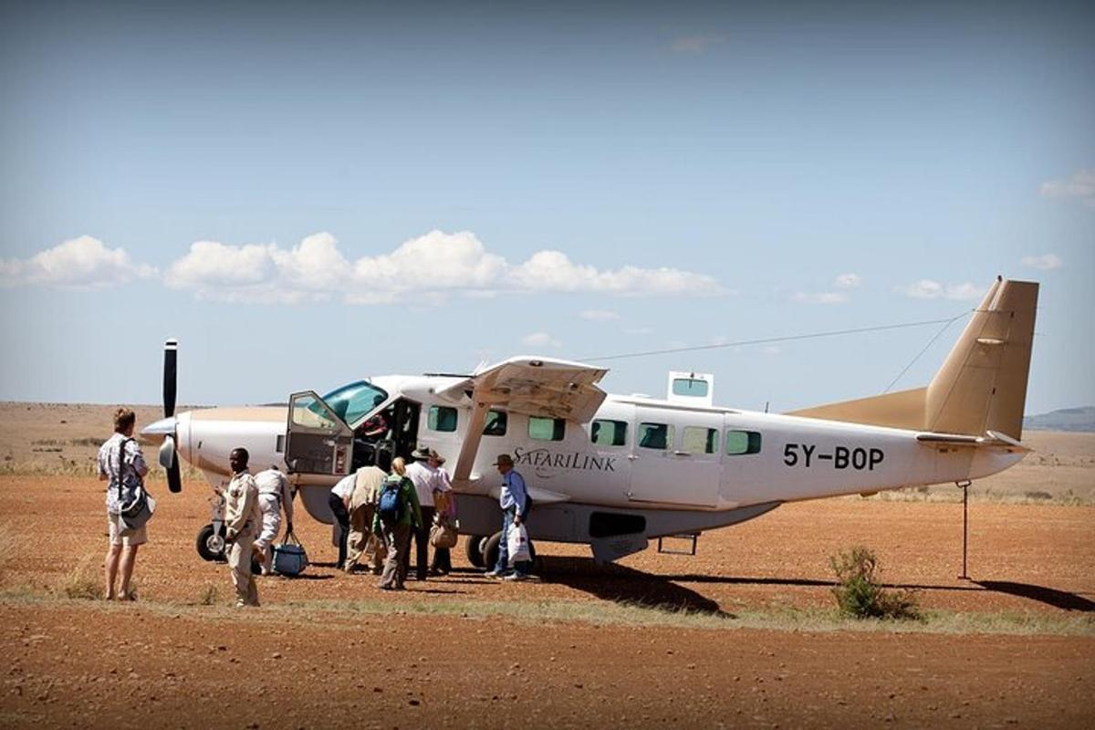 un gruppo di persone che scendono da un piccolo aereo