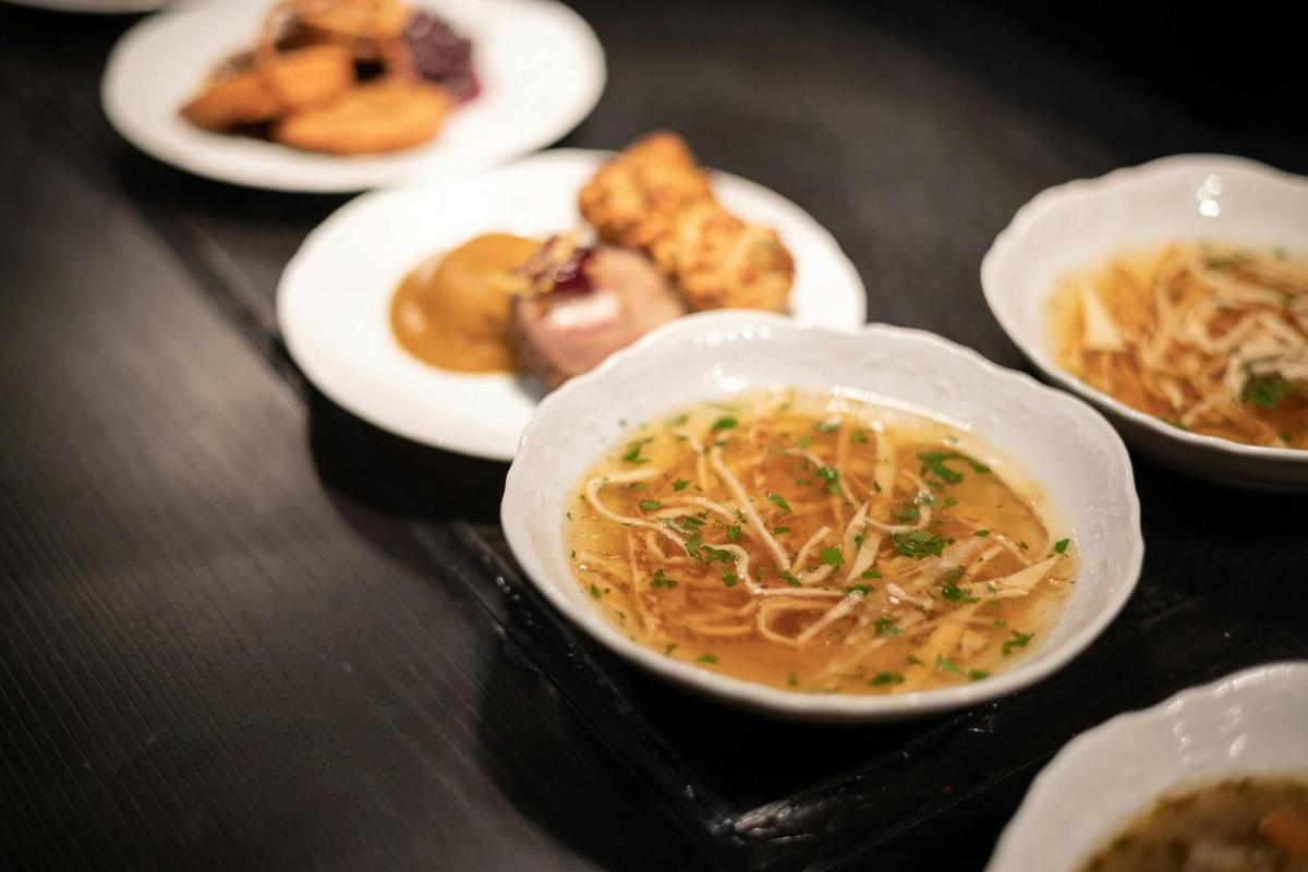 un tavolo sormontato da piatti di cibo e ciotole di zuppa