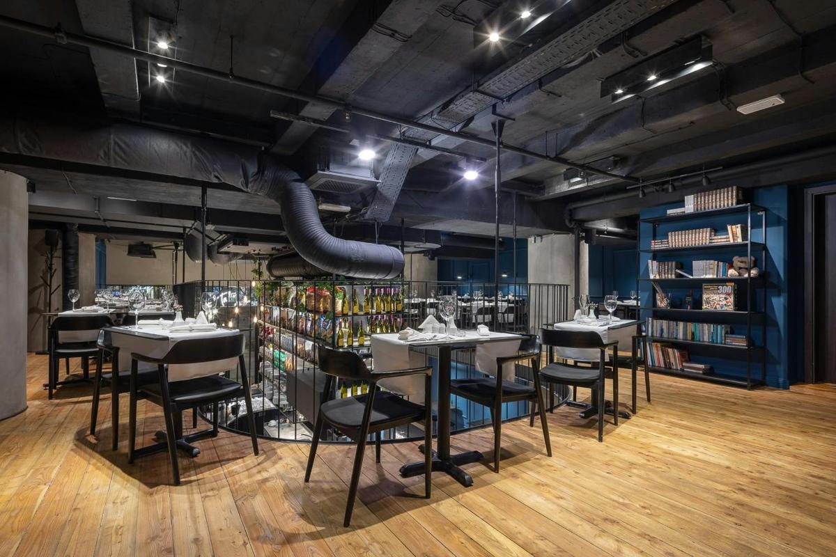 un ristorante con tavoli e sedie in una stanza