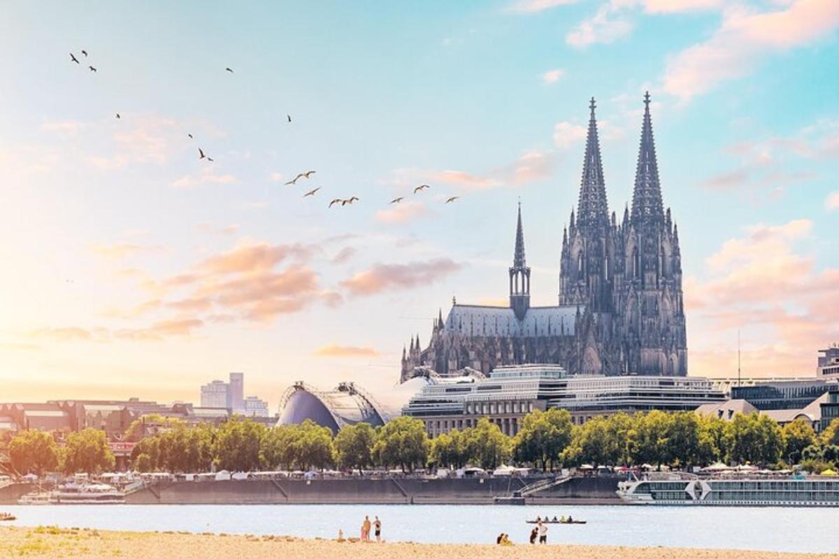 una vista di una città con un fiume e degli edifici