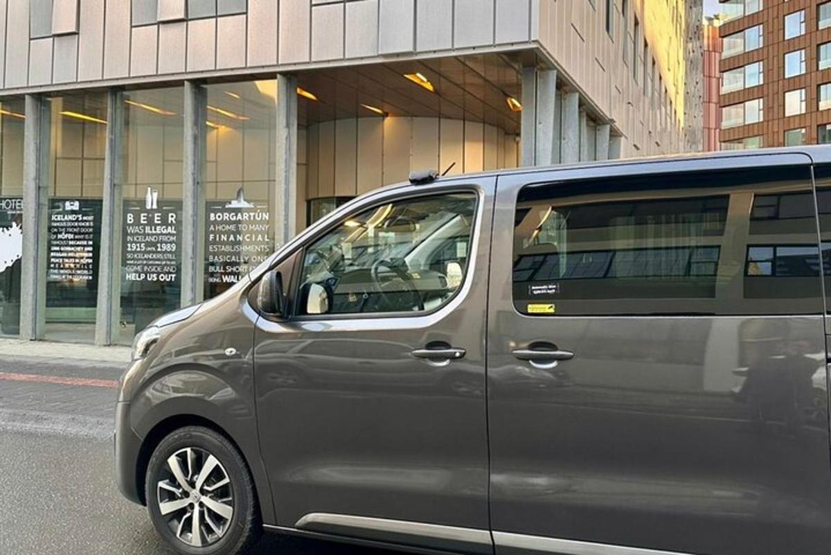 un furgone argentato parcheggiato davanti a un edificio