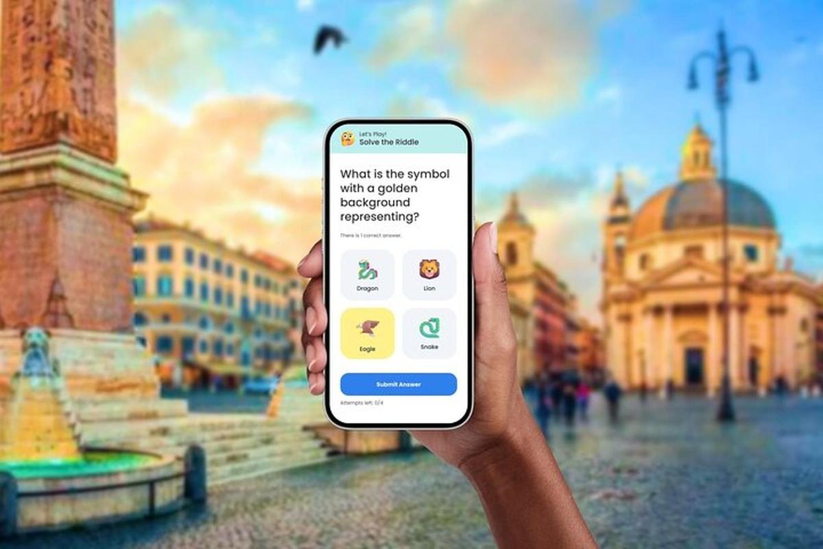 uma pessoa segurando um celular em uma cidade