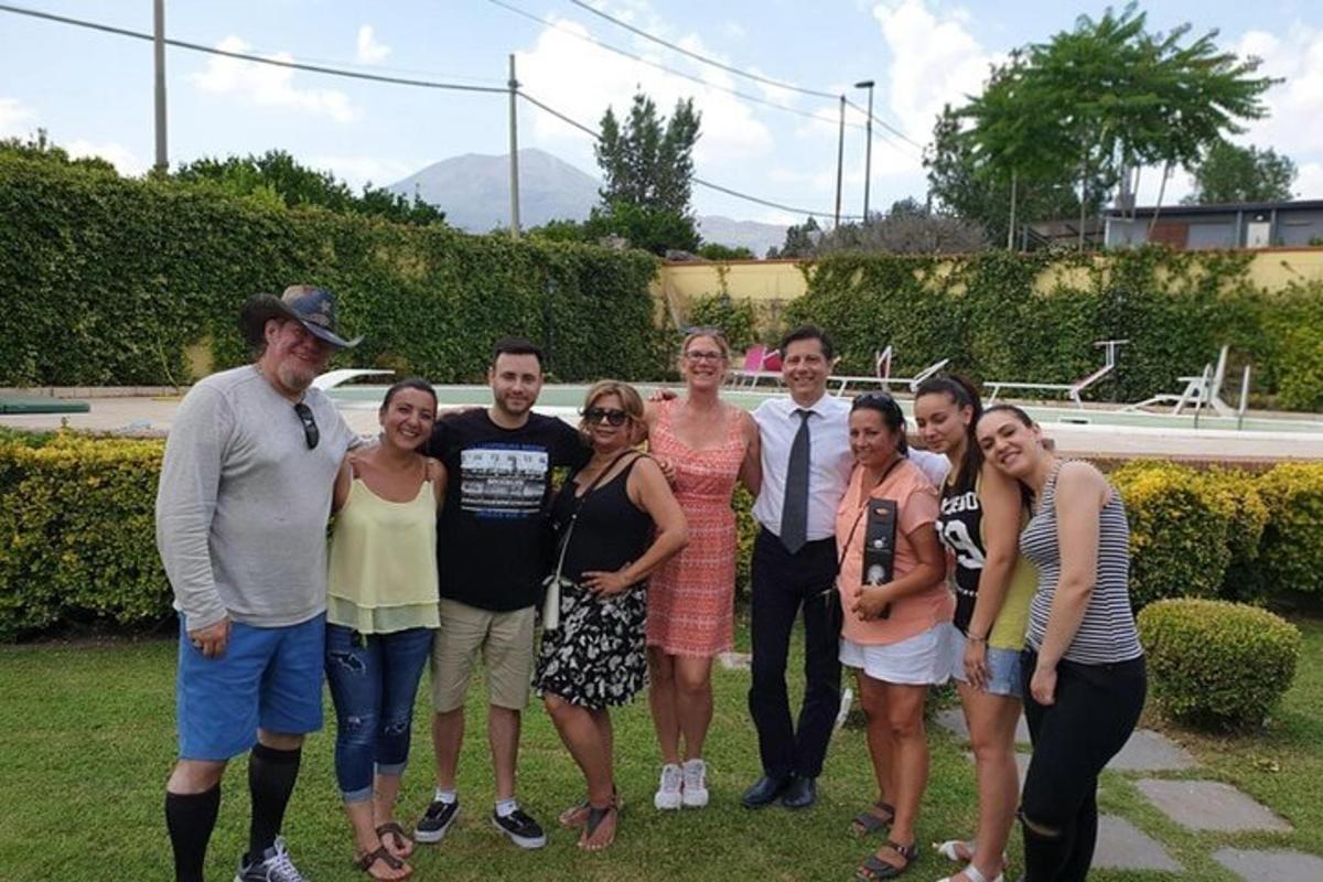 skupina lidí pózujících pro fotografii
