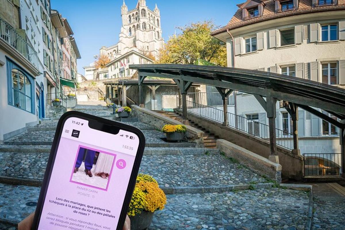 osoba držiaca mobilný telefón pred budovou