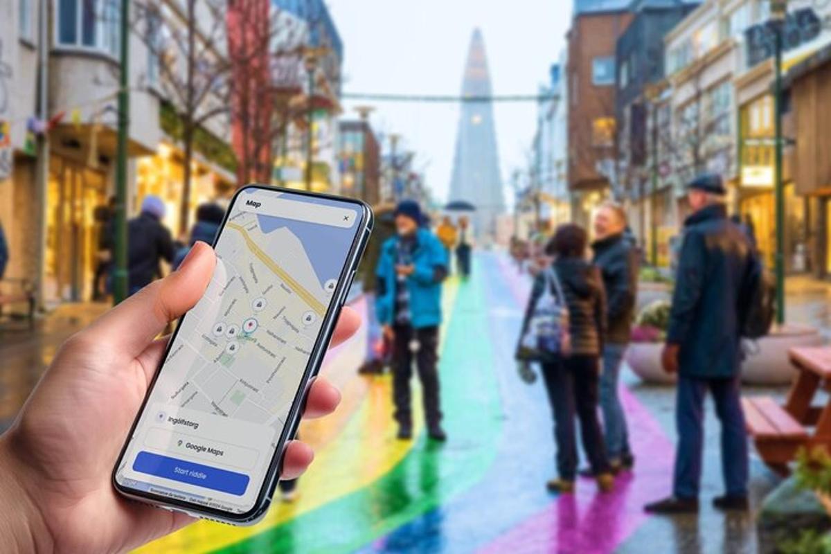 osoba držící mobilní telefon ve městě