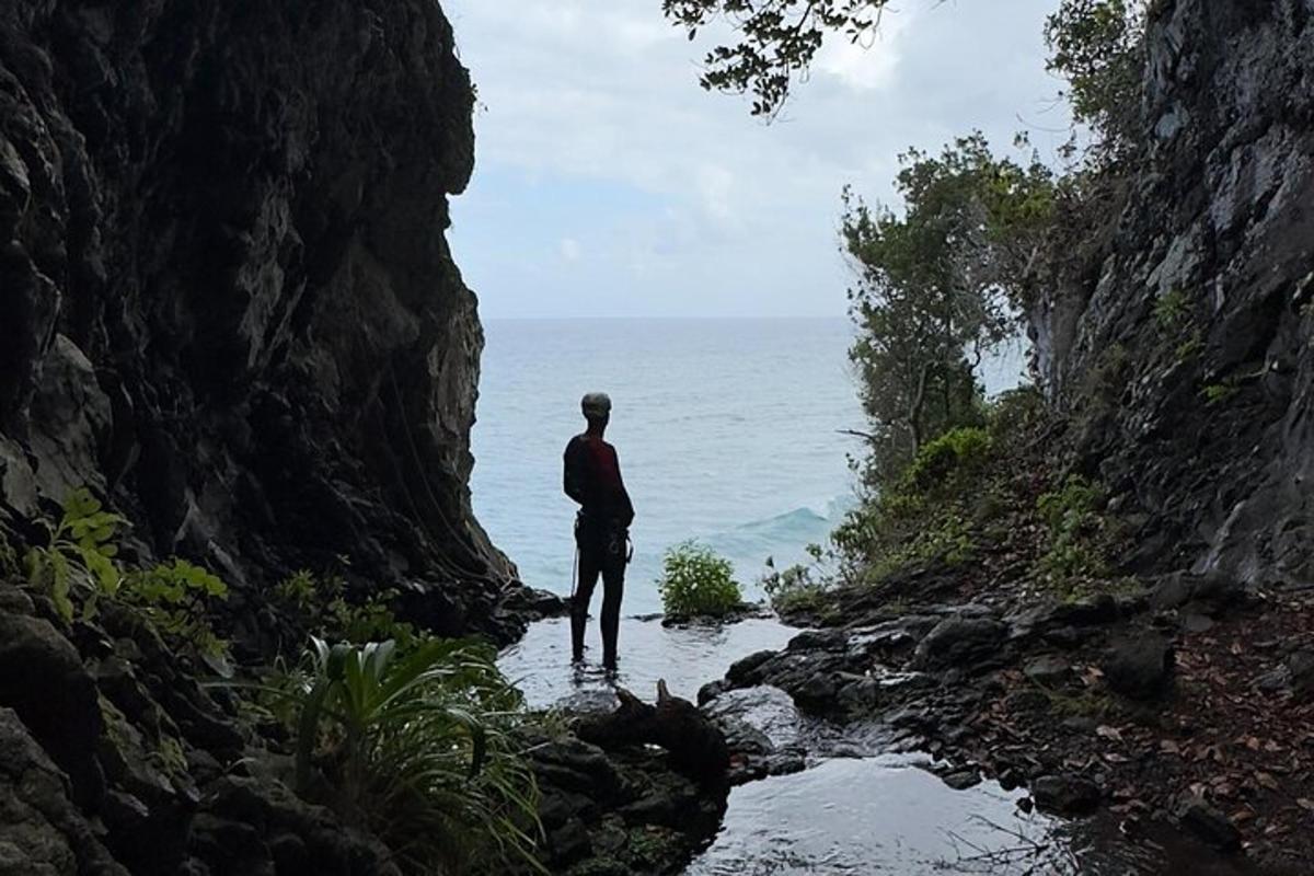 vīrietis stāv ūdenī netālu no okeāna