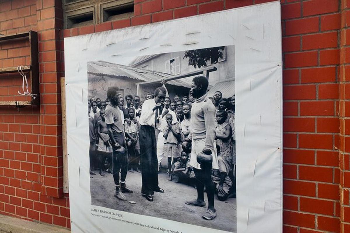 een foto van een groep mensen op een muur