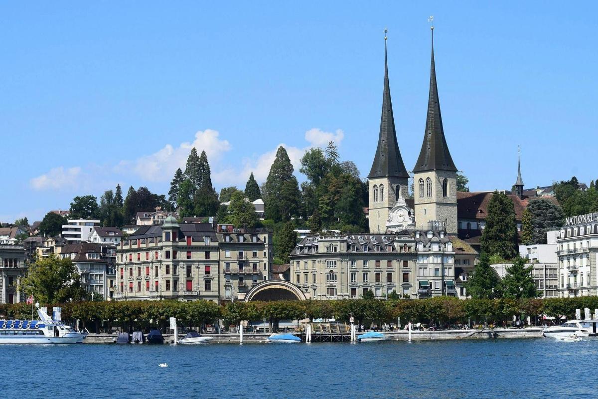 una vista di una città con un fiume e degli edifici