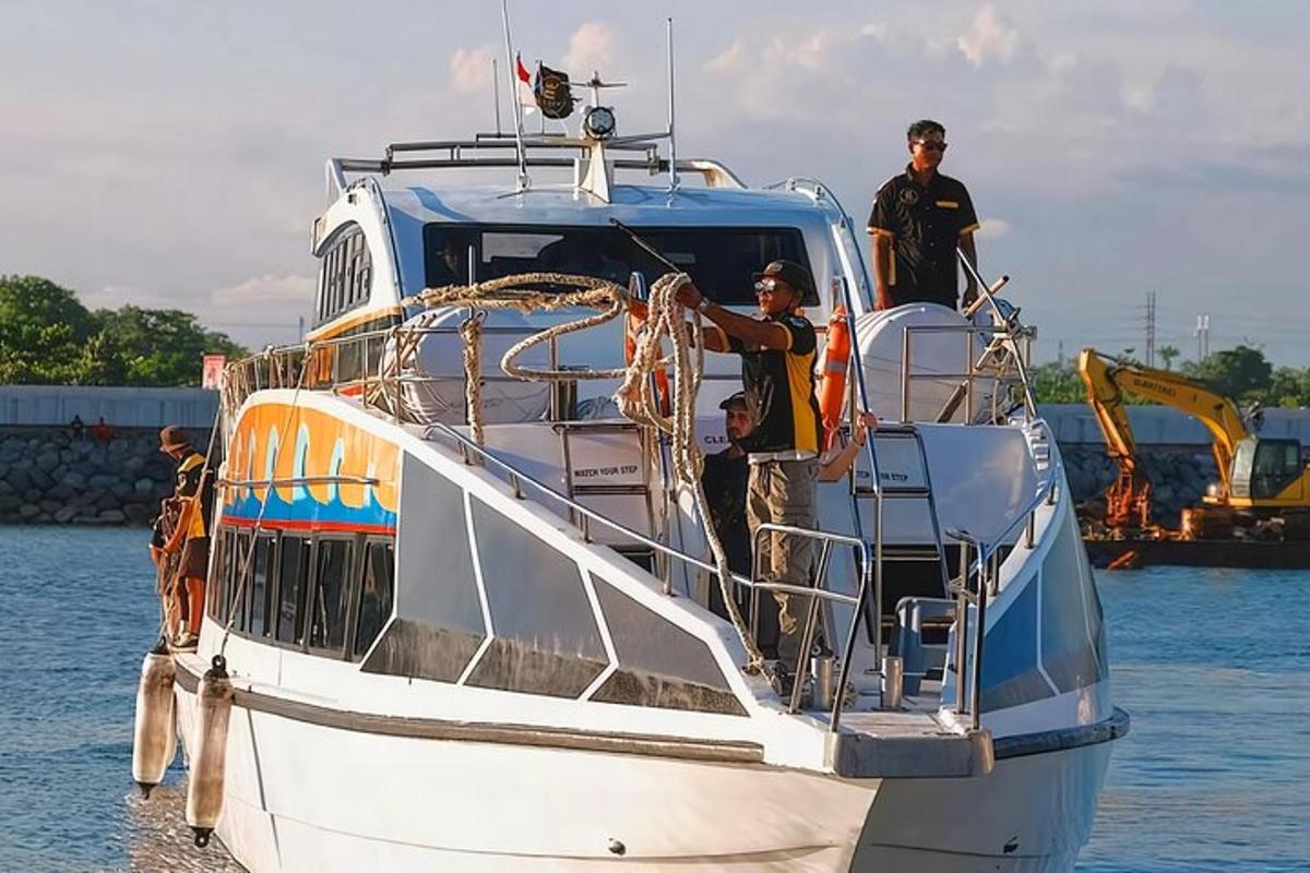 група чоловіків, що стоять на даху човна