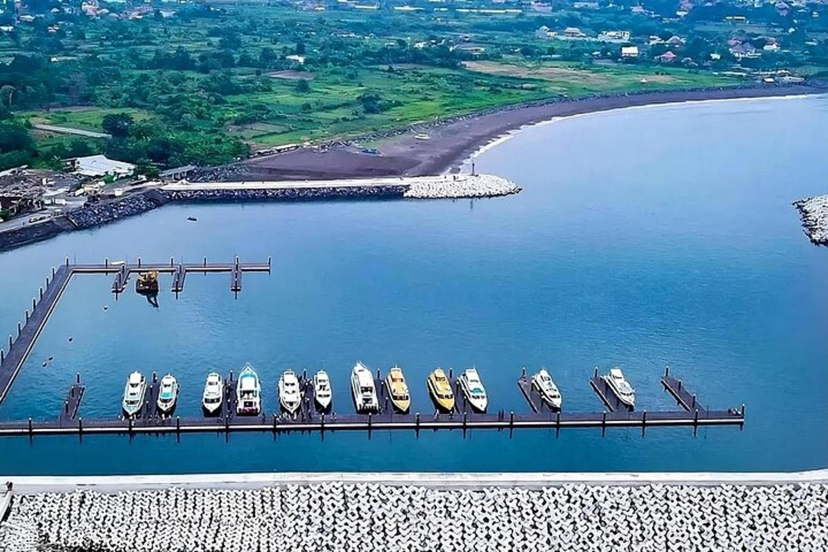 група човнів пришвартована біля причалу