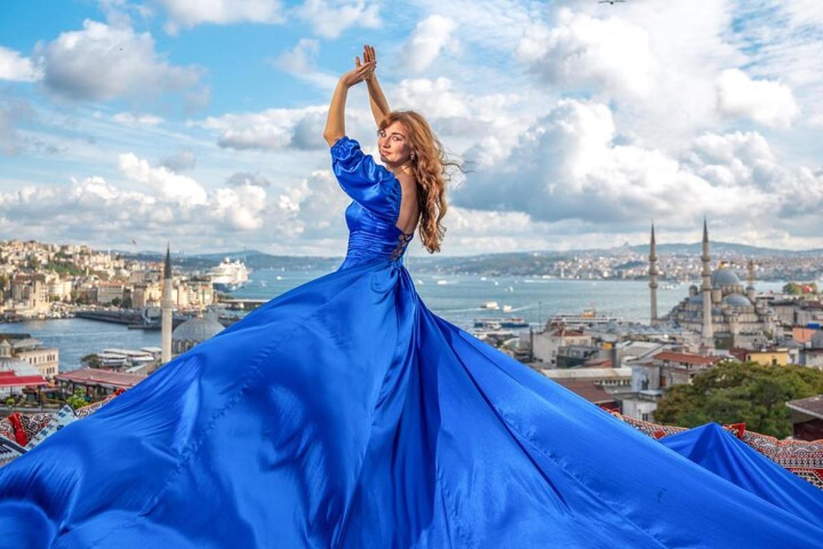 una donna in un vestito blu in piedi in cima a un edificio
