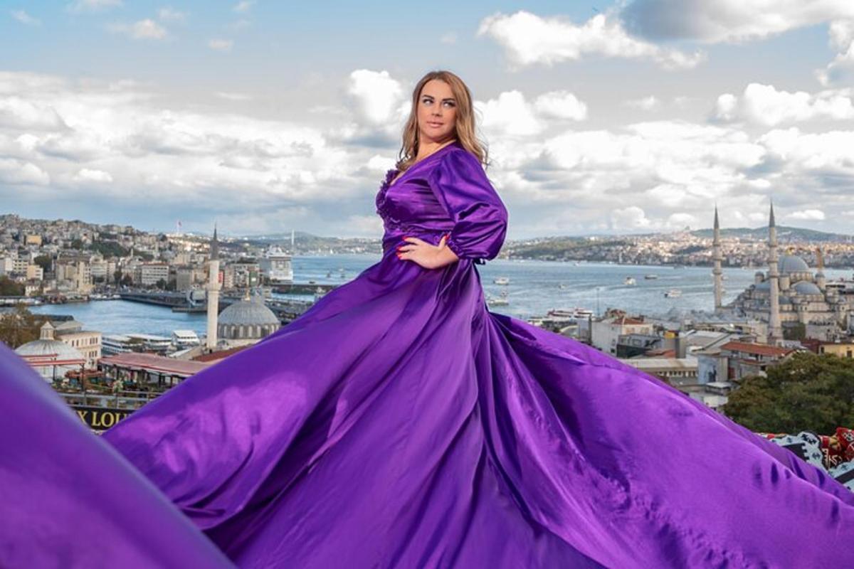 una donna con un vestito viola in piedi su un edificio