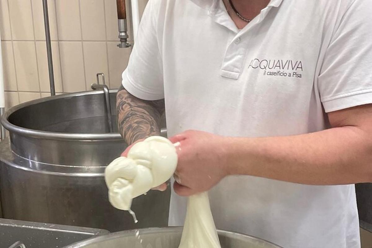 mężczyzna w kuchni trzymający kulkę ciasta
