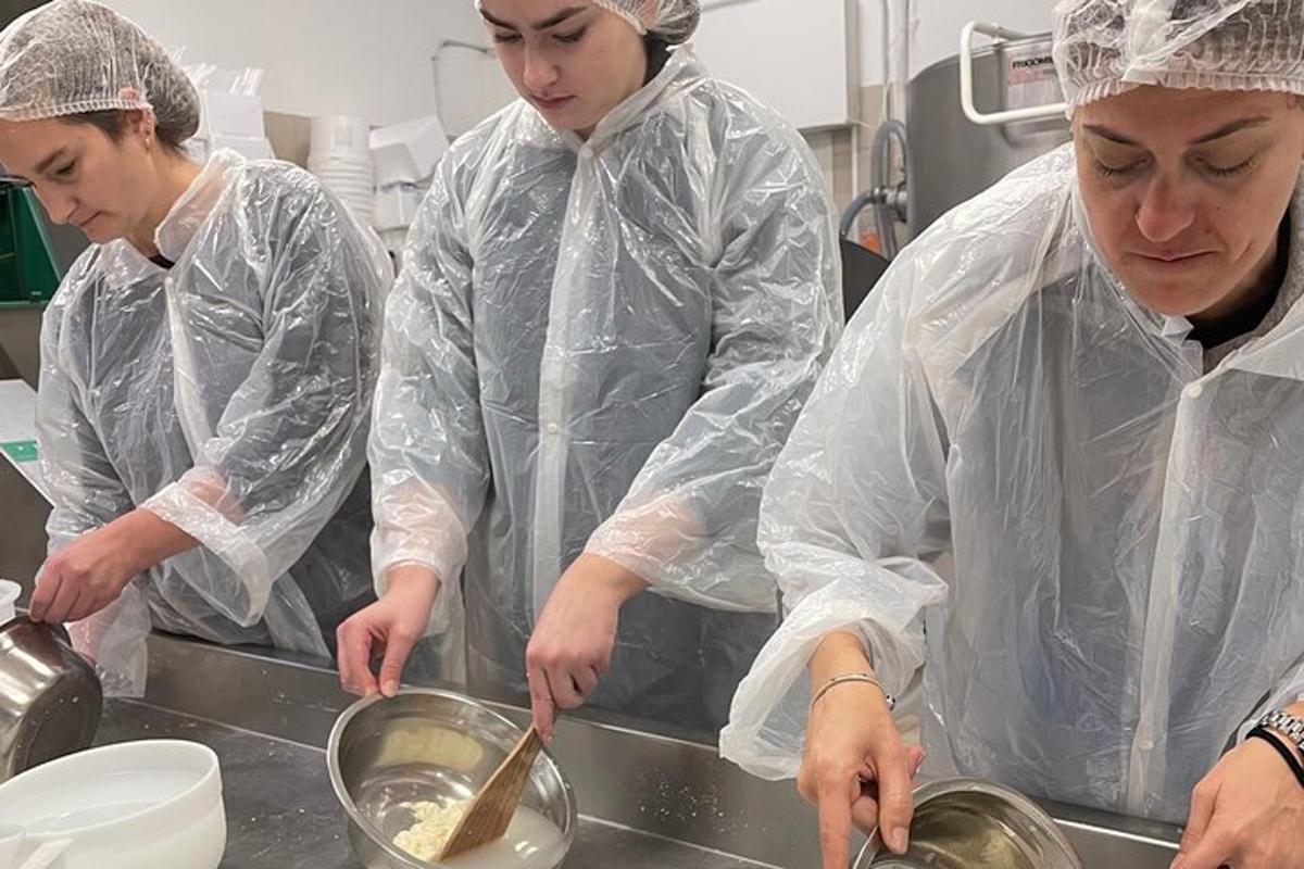 Un grupo de personas en una cocina preparando comida.