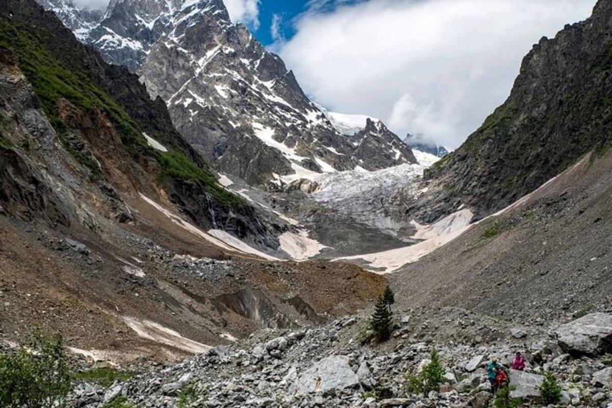 un grupo de personas caminando por un valle de montaña