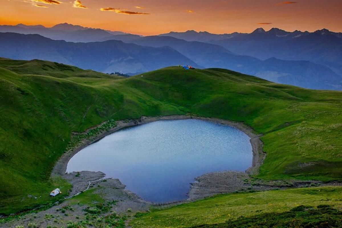 veliko jezero sredi zelenega polja