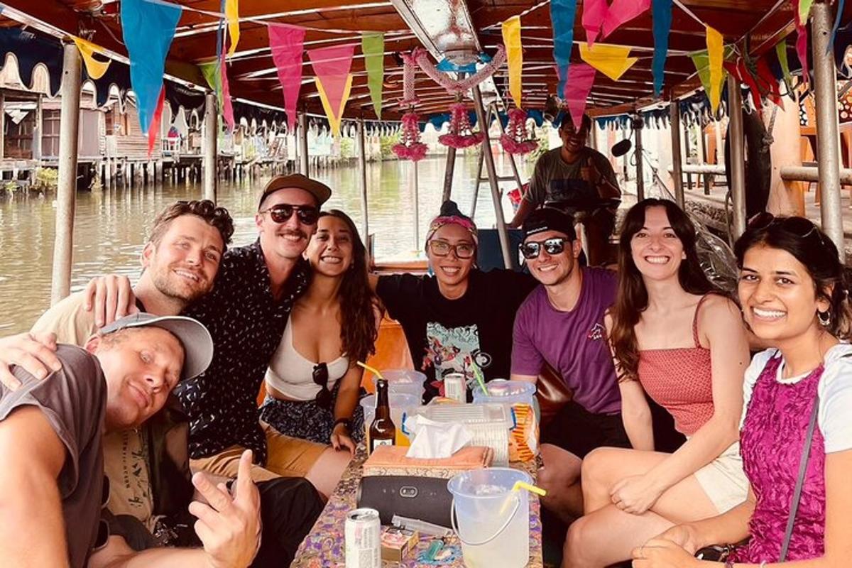 un gruppo di persone in posa per una foto su una barca