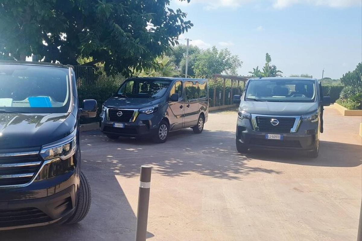 pora sunkvežimių, pastatytų automobilių stovėjimo aikštelėje