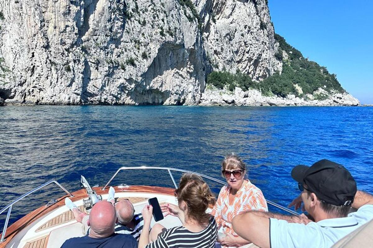 eine Gruppe von Menschen auf einem Boot im Wasser