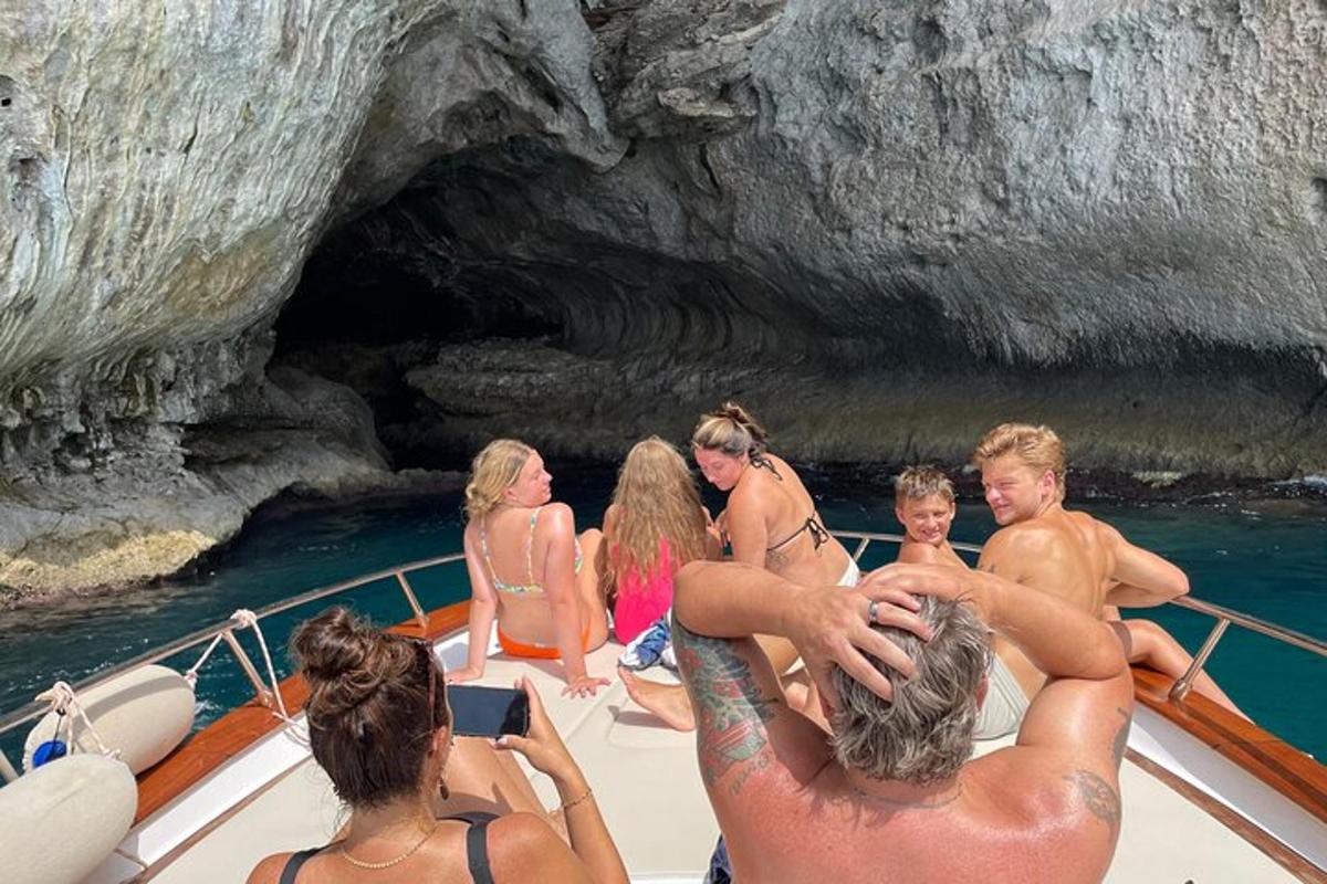 eine Gruppe von Menschen auf einem Boot in einer Höhle