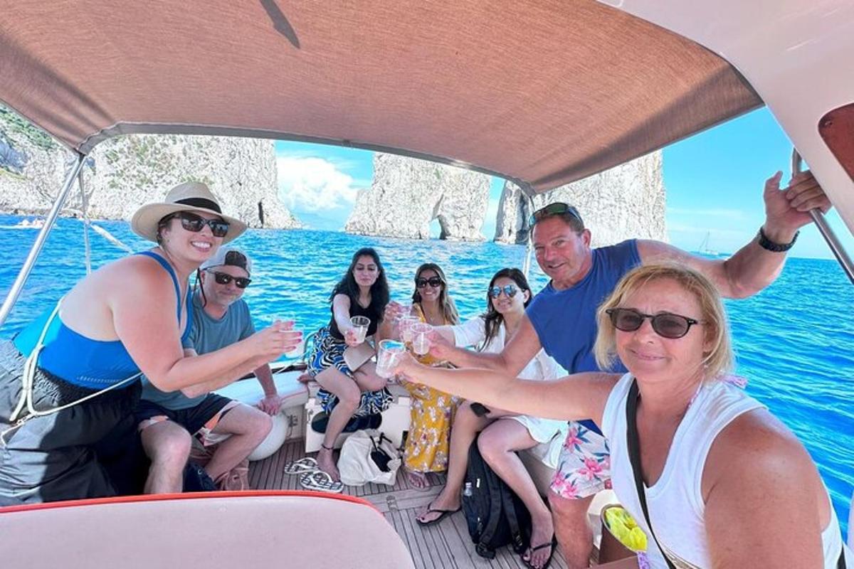 un grup de persones en un vaixell a l'aigua