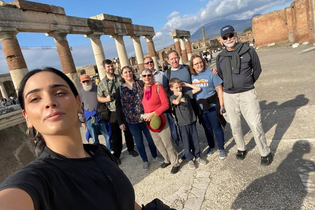 grupp inimesi, kes poseerivad pildi jaoks ees