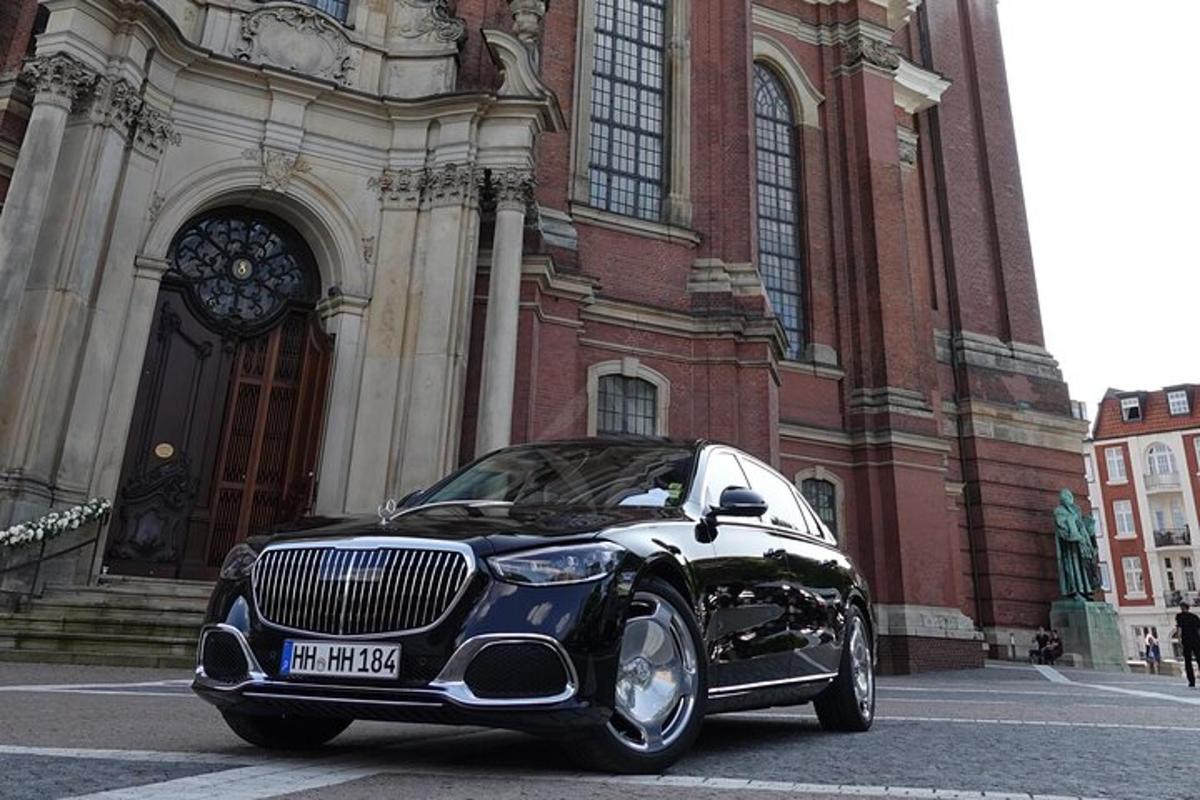 juodas automobilis, pastatytas priešais bažnyčią