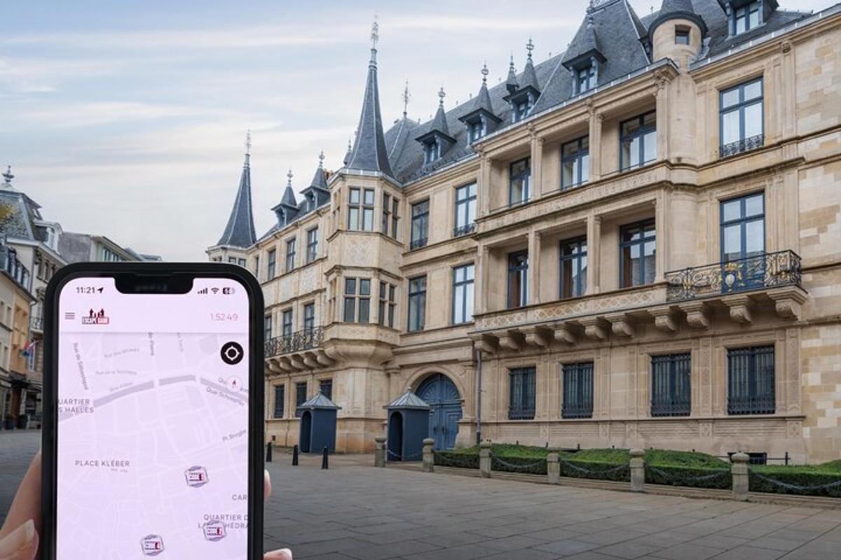 osoba držiaca mobilný telefón pred budovou