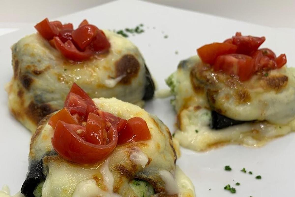 un piatto di cibo con pomodori sopra