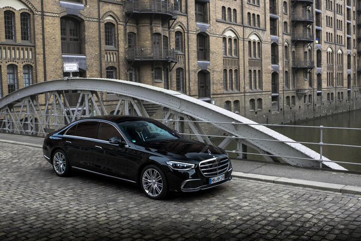černé auto zaparkované před mostem