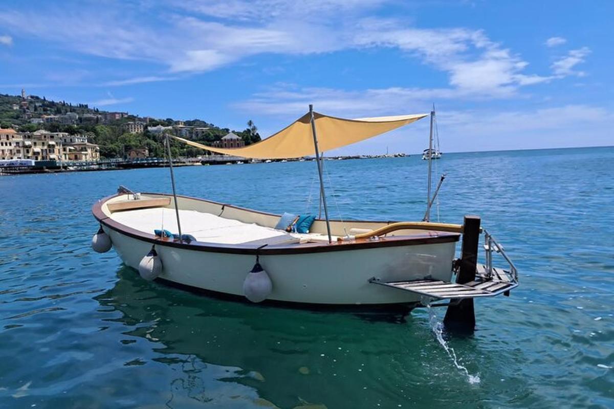 μια βάρκα με μια ομπρέλα που κάθεται στο νερό