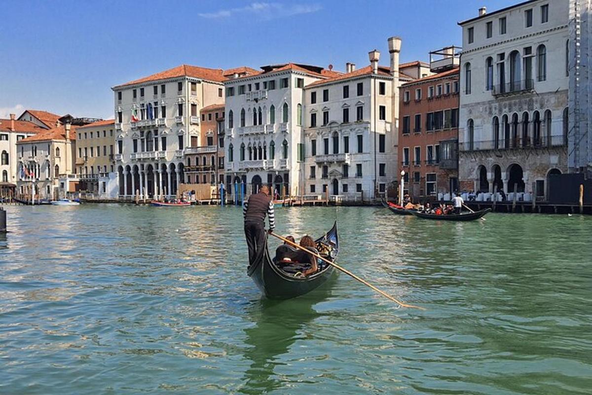 gondola dalam terusan di bandar dengan bangunan