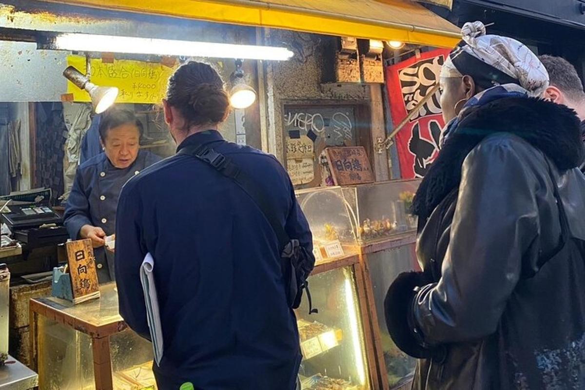 一群人站在商店前