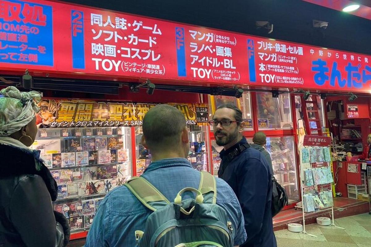一群人站在商店前