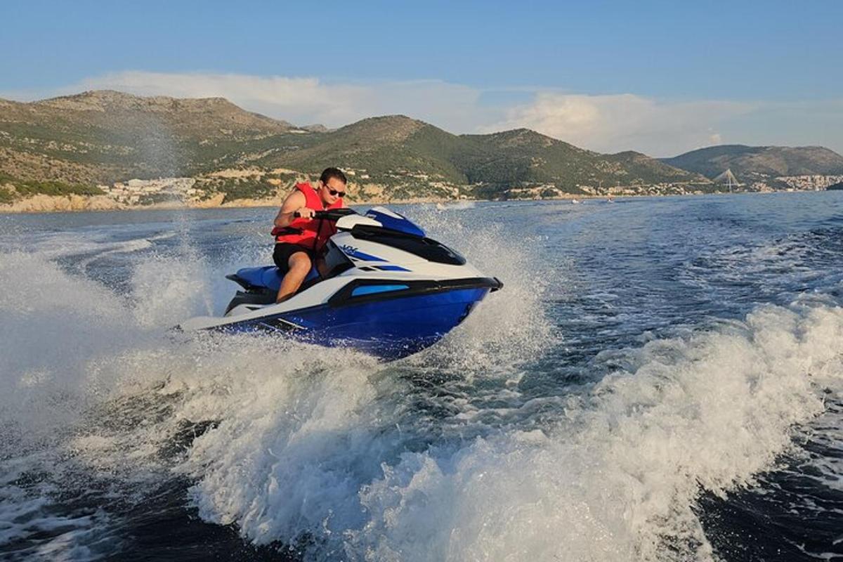un uomo che guida una moto d'acqua in acqua