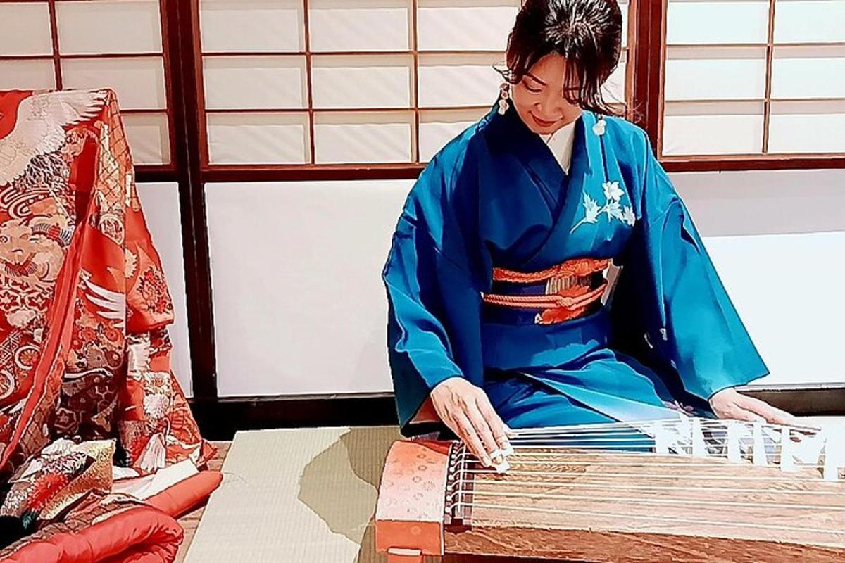 una donna in kimono blu seduta su un tavolo