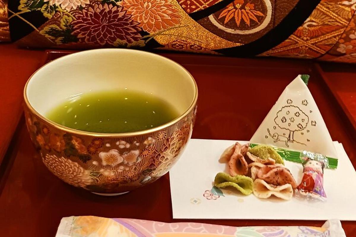 một bát súp xanh và một đĩa thức ăn