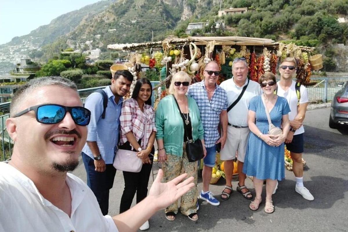skupina lidí pózujících pro fotografii na silnici