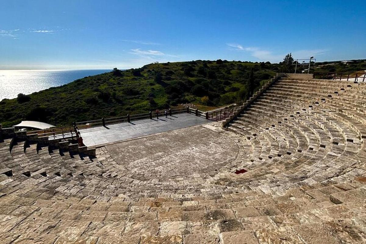 ένα άδειο αμφιθέατρο με φόντο τον ωκεανό