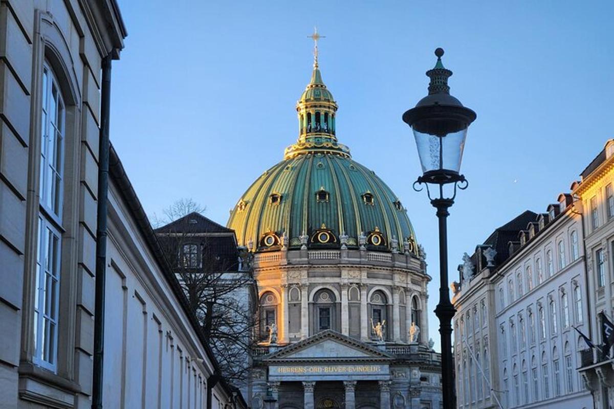 un edifici amb una cúpula a sobre